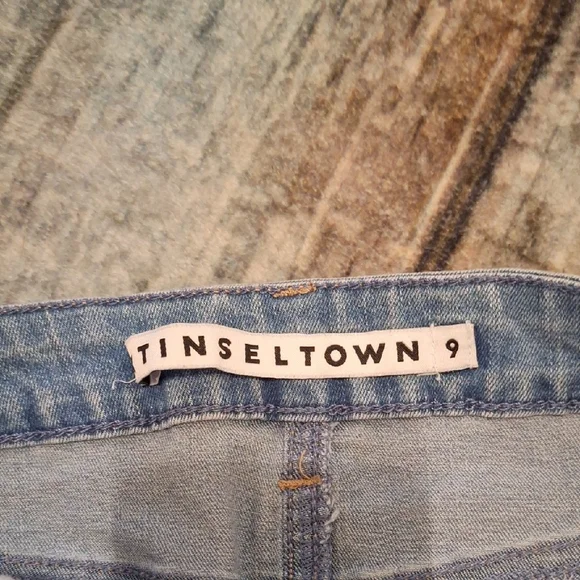 Tinseltown Blue Denim Shorts with Floral Embroidery. Excellent Condition Size 9 - Picture 6 of 10